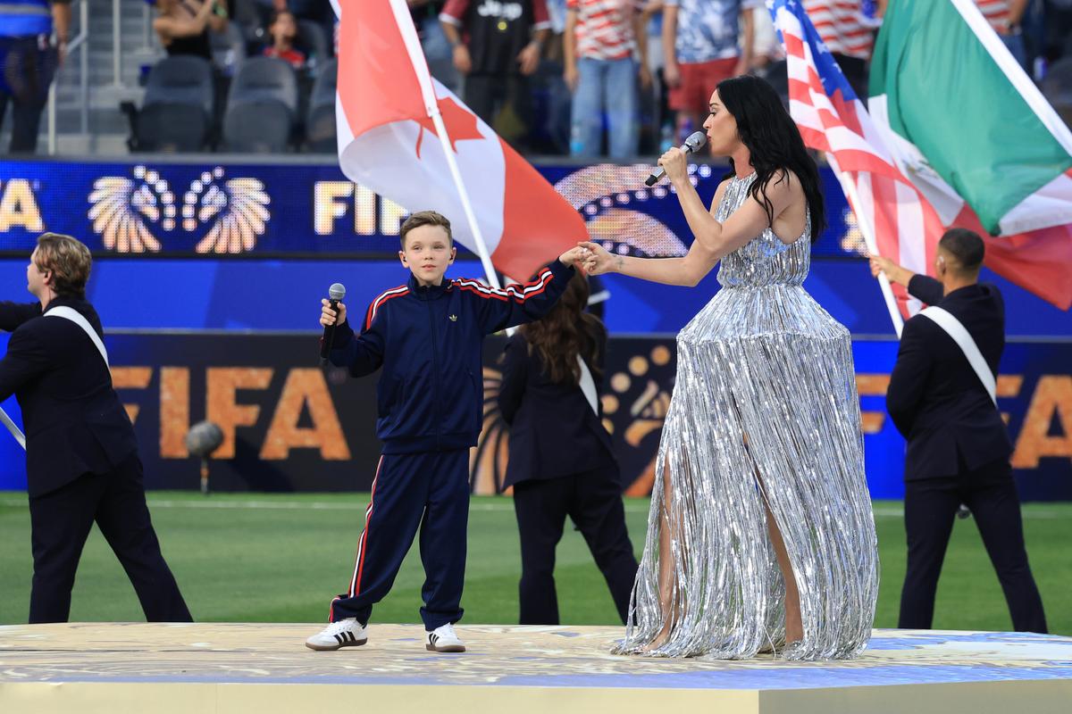 Katy Perry la festivitatea de deschidere dinaintea meciului SUA - Paraguay 4-1