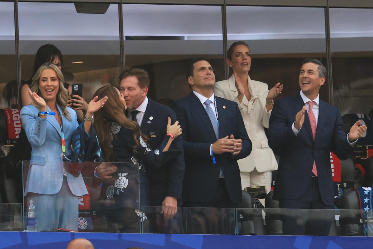 Oficialii prezenţi la meciul SUA - Paraguay 4-1