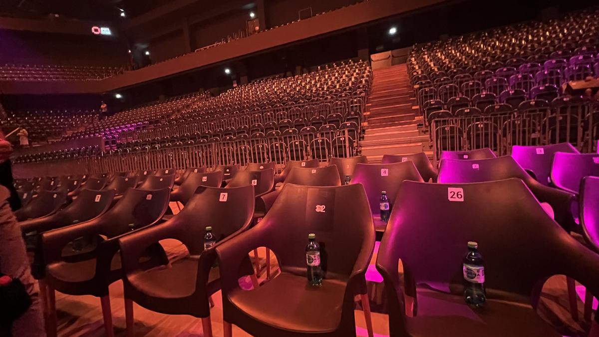 Bătaie de joc la Sports Festival: locurile de la masa presei, cedate VIP-urilor! Jurnaliștii, forțați să se descurce fără mese