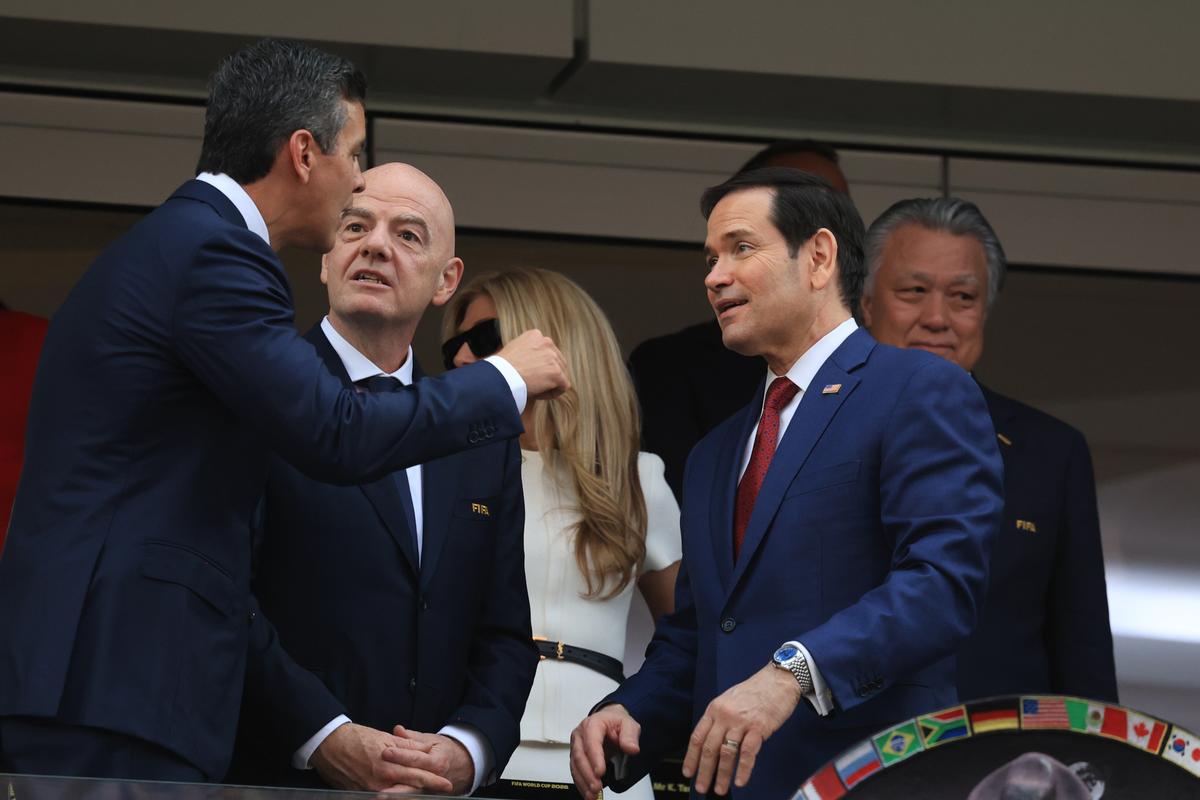 Oficialii prezenţi la meciul SUA - Paraguay 4-1