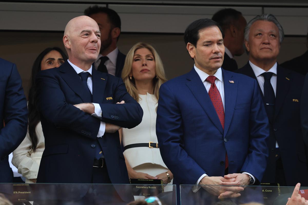 Oficialii prezenţi la meciul SUA - Paraguay 4-1
