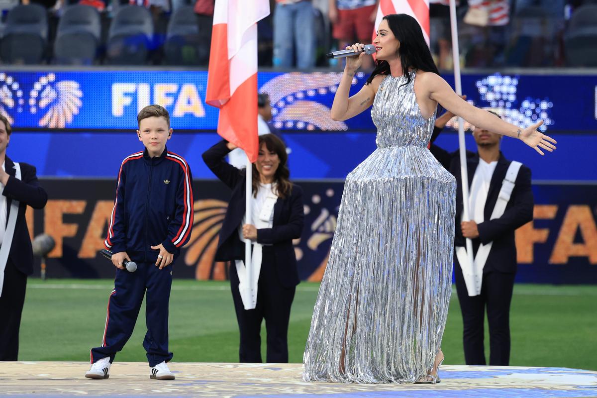 Katy Perry la festivitatea de deschidere dinaintea meciului SUA - Paraguay 4-1