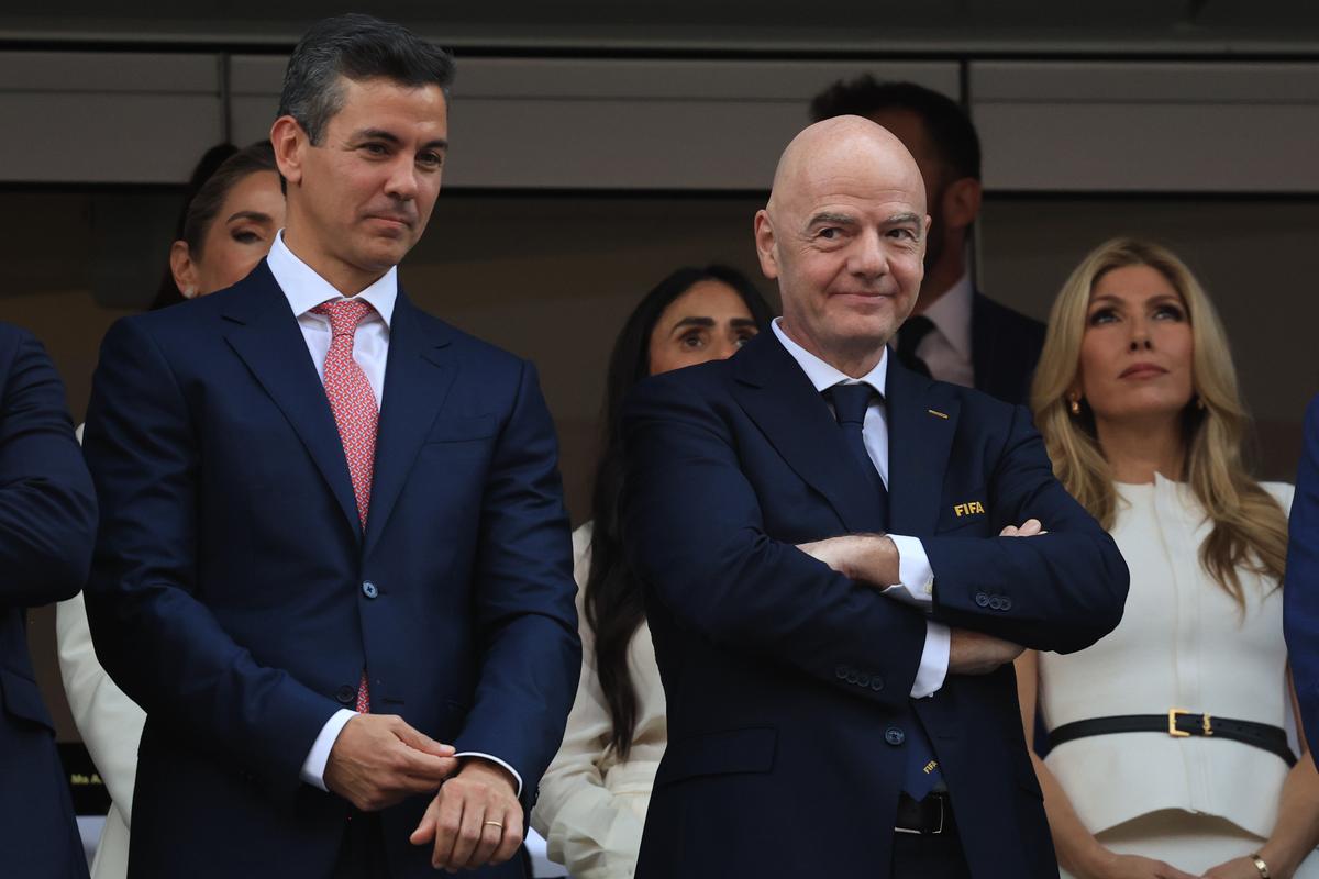 Oficialii prezenţi la meciul SUA - Paraguay 4-1