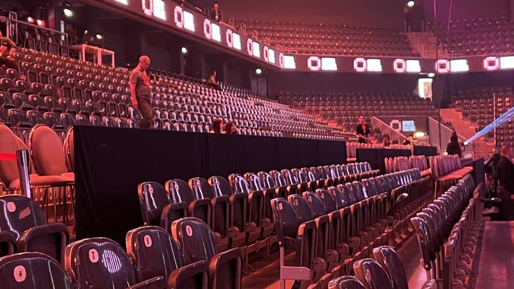 Locurile de la masa presei au fost date VIP-urilor/Foto: David Istrate (GSP.ro)
