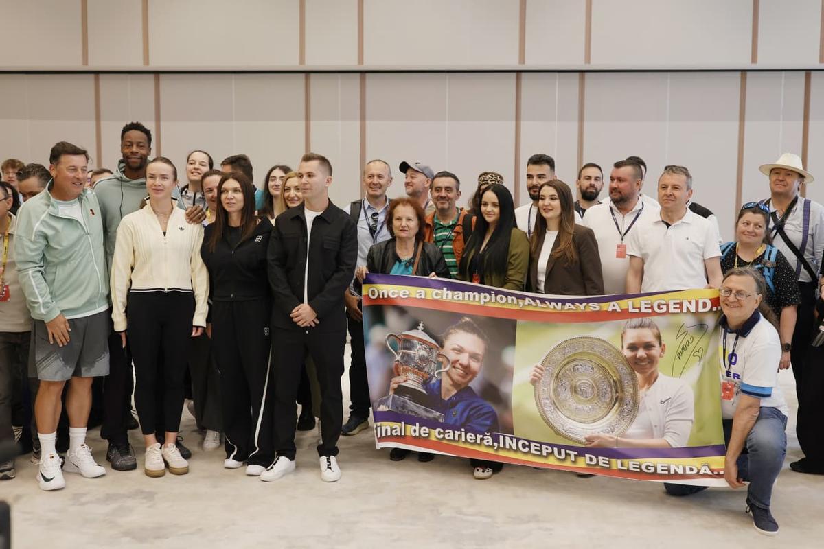 Sărutări, trandafiri și „Slava Ukraini” » Scene inedite la Cluj, în conferința de la evenimentul de retragere al Simonei Halep