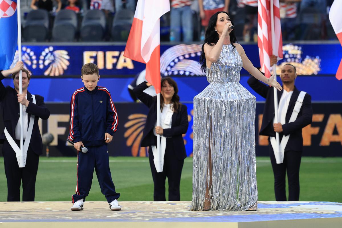 Katy Perry la festivitatea de deschidere dinaintea meciului SUA - Paraguay 4-1