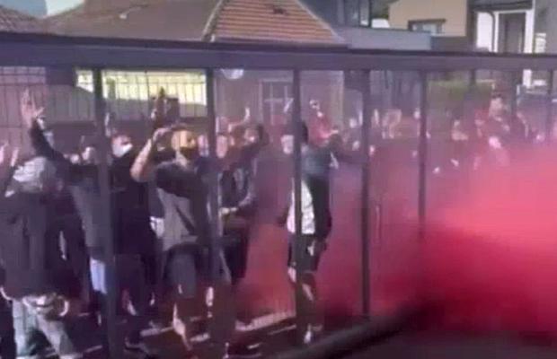 VIDEO Ultrașii lui CFR Cluj i-au așteptat pe jucători la antrenament! Imagini spectaculoase