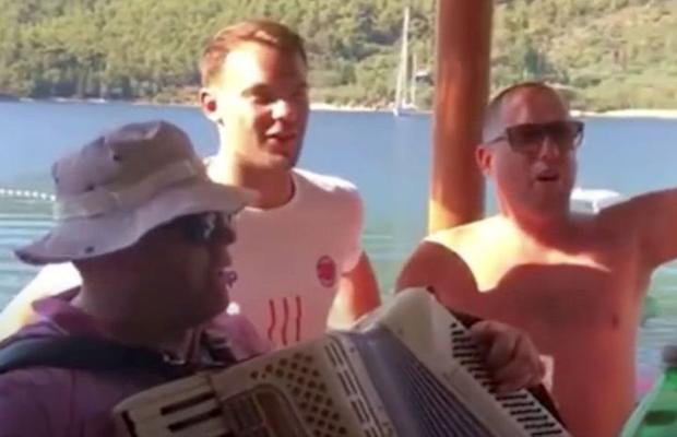 VIDEO Scandal cu Manuel Neuer » A fost filmat cântând un cântec nazist!