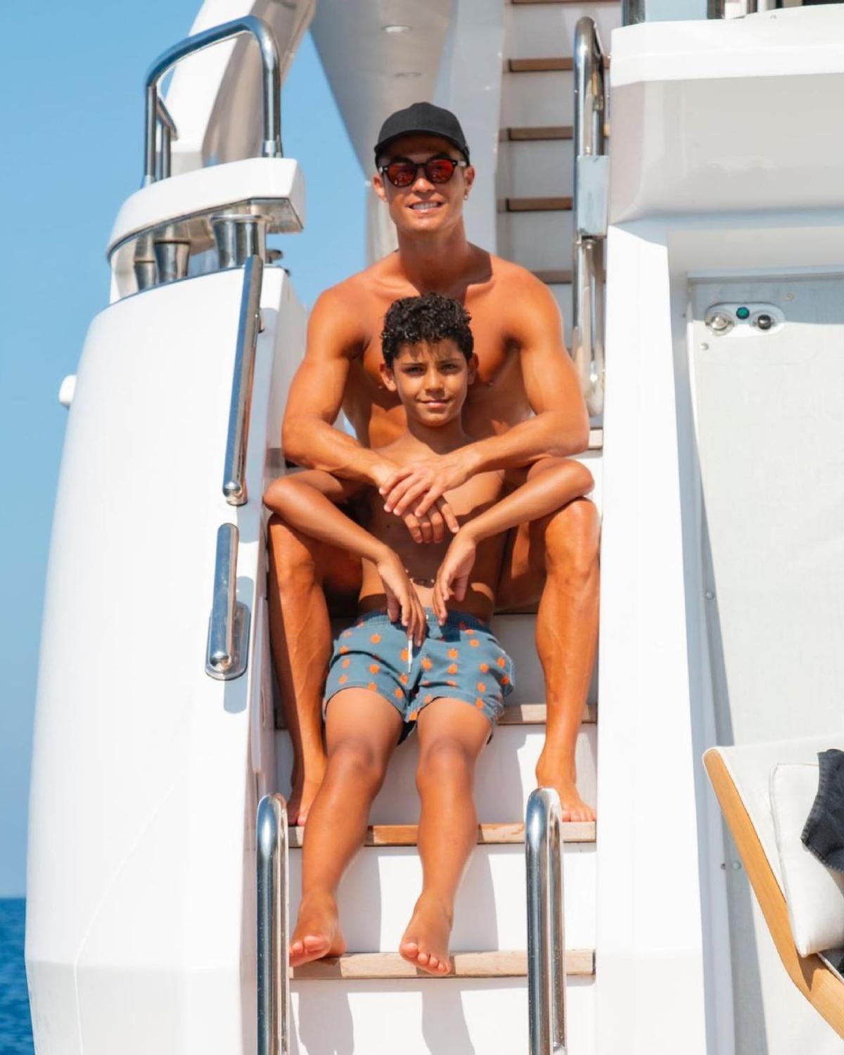 Cristiano Ronaldo uită de EURO 2020 în Mallorca » Cum arată iahtul de lux al portughezului