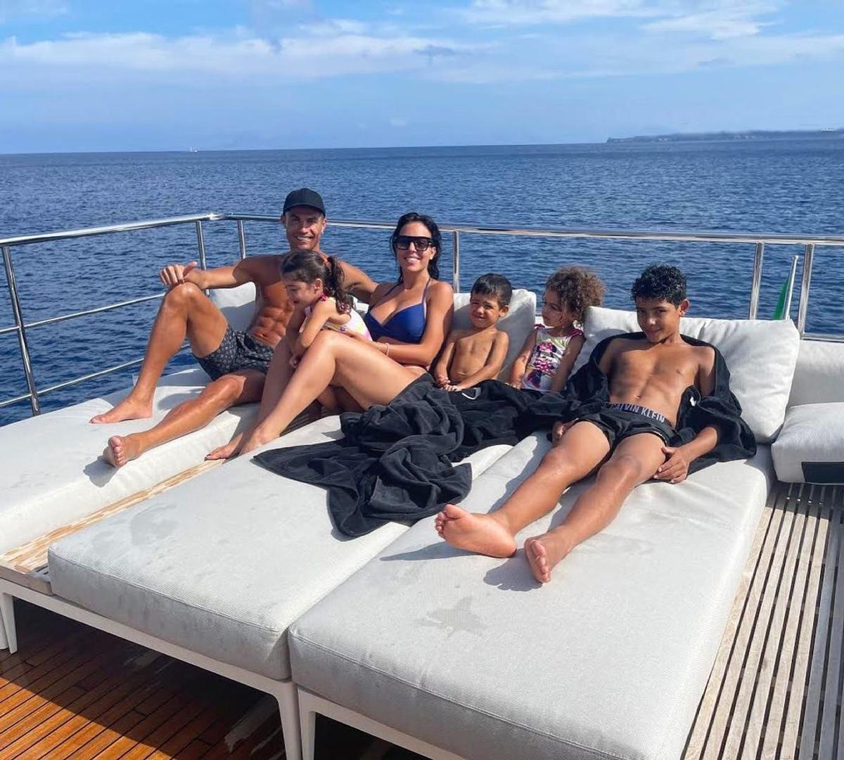Cristiano Ronaldo uită de EURO 2020 în Mallorca » Cum arată iahtul de lux al portughezului