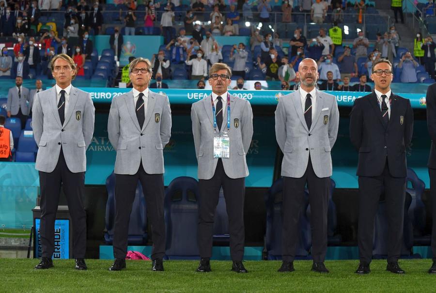 Prezentul Italiei e, de fapt, trecutul glorios: Mancini, Oriali, Evani și Vialli, iar pe primele rânduri, în spatele selecționerului, se văd De Rossi și Lombardo Italia, fotbalul fotbaliștilor! România, fotbalul non-fotbaliștilor!