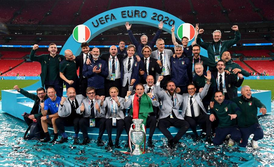 După sărbătoarea fotbaliștilor, a fost rândul staff-ului Italiei să se fotografieze cu trofeul pe Wembley: Mancini e încadrat de nume mari: De Rossi, Lombardo, Salsano, Evani, Vialli Italia, fotbalul fotbaliștilor! România, fotbalul non-fotbaliștilor!