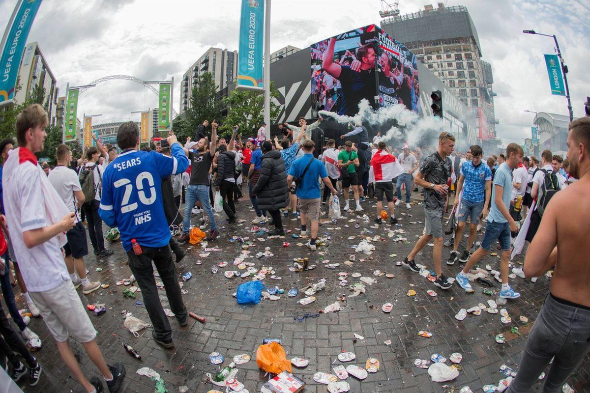 UEFA ia măsuri după incidentele de la EURO » Amendă pentru englezi + 4 capete de acuzare!