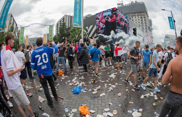 UEFA ia măsuri după incidentele de la EURO » Amendă pentru englezi + 4 capete de acuzare!