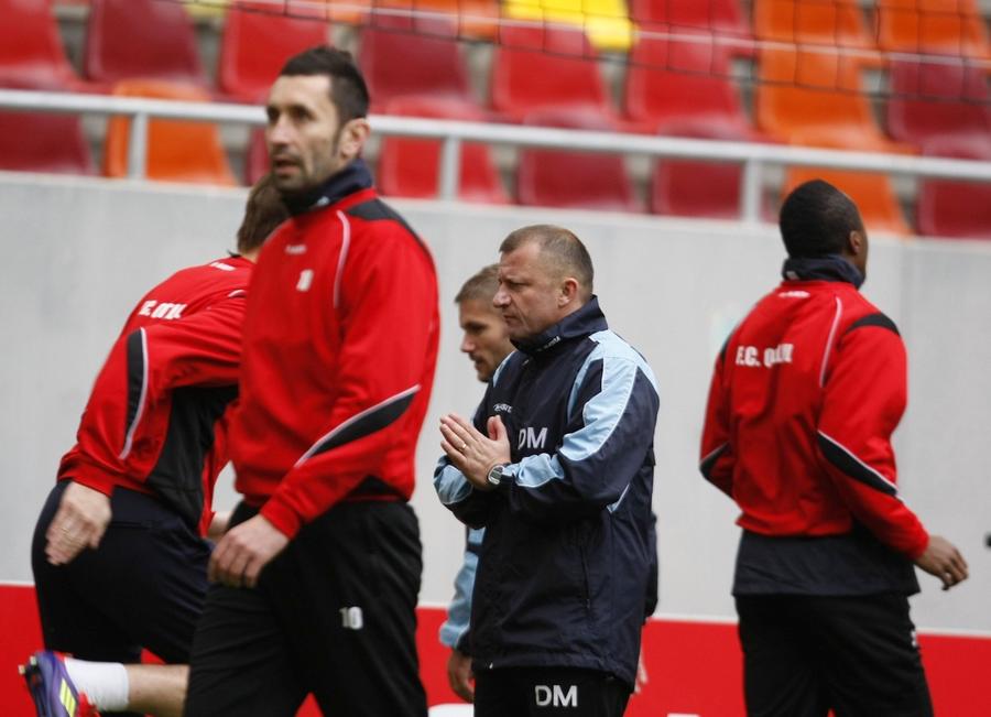 Paraschiv la antrenamentul oficial de dinaintea meciului cu Manchester United de pe Național Arena. A doua zi, Dorinel Munteanu l-a trimis în tribună Dezvăluirile unui campion în Liga 1: „Cea mai mare dezamăgire a carierei a fost cu Manchester United, în Ligă. Pe teren, am fost anunțat că nu sunt în lot, m-a durut foarte tare”