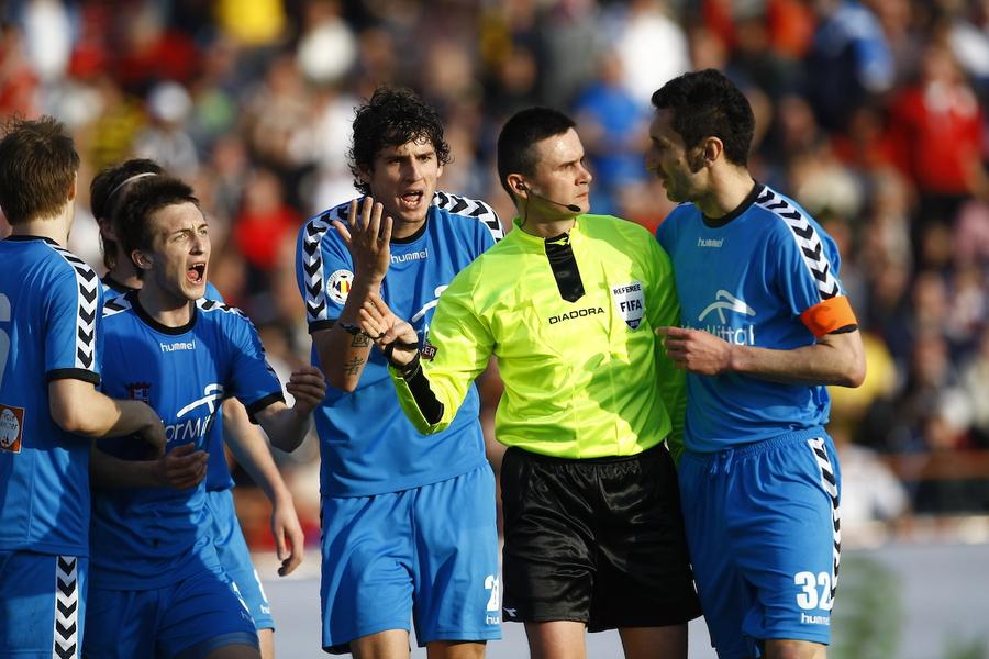 Gabriel Paraschiv, căpitan la Oțelul, îi cere explicații arbitrului Cristi Balaj Dezvăluirile unui campion în Liga 1: „Cea mai mare dezamăgire a carierei a fost cu Manchester United, în Ligă. Pe teren, am fost anunțat că nu sunt în lot, m-a durut foarte tare”