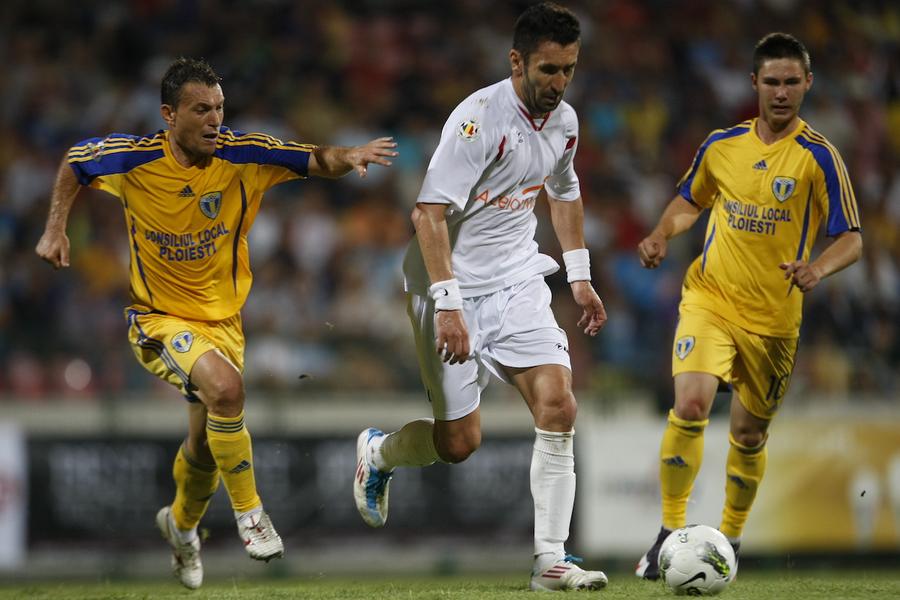 Gabriel Paraschiv în acțiune, într-un meci cu Petrolul Dezvăluirile unui campion în Liga 1: „Cea mai mare dezamăgire a carierei a fost cu Manchester United, în Ligă. Pe teren, am fost anunțat că nu sunt în lot, m-a durut foarte tare”