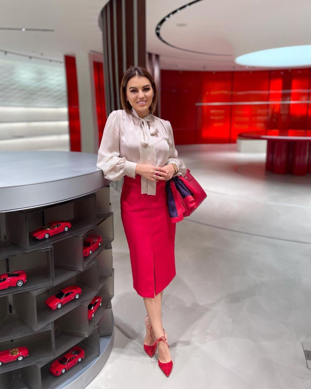 Soția româncă a moștenitorului Ferrari a făcut furori la prima cursă de Formula 1! Cum au surprins-o fotoreporterii in Bahrain
