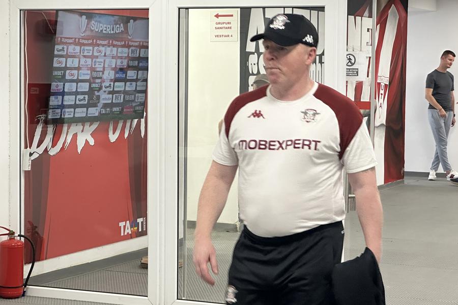 Neil Lennon și-a dat jos bluza de trening abia după meci FOTO: Ionuț Iordache (GSP) 5 momente memorabile de la UTA - Rapid » Rivalitatea a trecut în plan secund la Arad: ce nu s-a văzut la TV