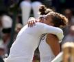 Îmbrățișare la fileu între Barbora Krejcikova și Jasmine Paolini - finala feminină de la Wimbledon 2024 Foto: Guliver/GettyImages