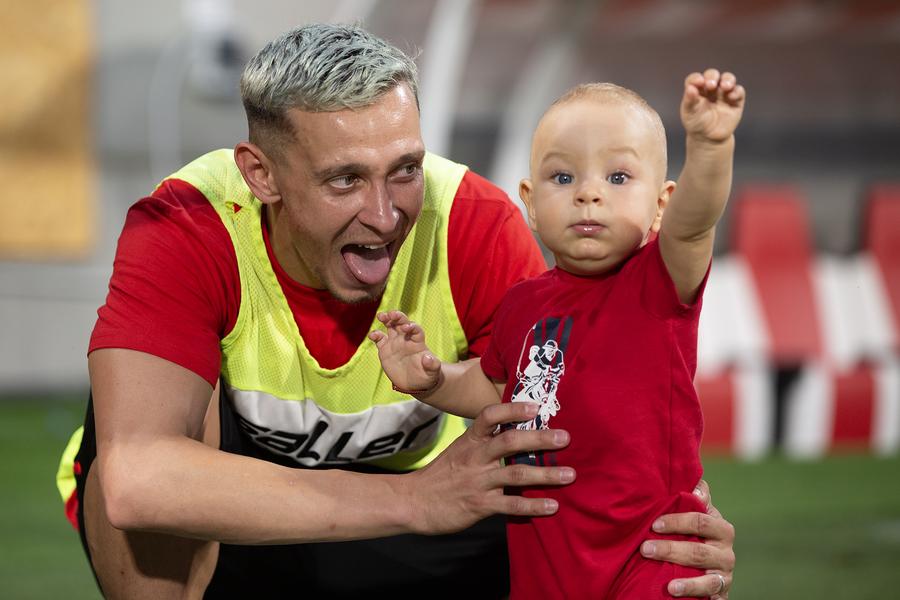 Costache și fiul său FOTO: Ionuț Iordache (GSP) 5 momente memorabile de la UTA - Rapid » Rivalitatea a trecut în plan secund la Arad: ce nu s-a văzut la TV