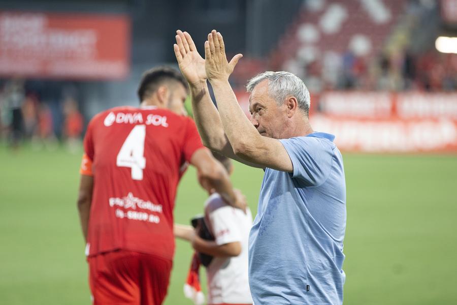 Mircea Rednic salută galeria rapidistă FOTO: Ionuț Iordache (GSP) 5 momente memorabile de la UTA - Rapid » Rivalitatea a trecut în plan secund la Arad: ce nu s-a văzut la TV