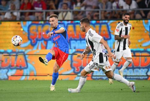 Darius Olaru, în timpul meciului FCSB - U Cluj/ foto Raed Krishan (GSP)