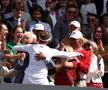Barbora Krejcikova, îmbrățișată de apropiații săi - finala feminină de la Wimbledon 2024 Foto: Guliver/GettyImages