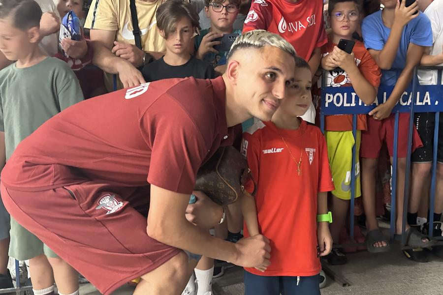 Cristi Manea nu a refuzat niciun fan FOTO: Ionuț Iordache (GSP) 5 momente memorabile de la UTA - Rapid » Rivalitatea a trecut în plan secund la Arad: ce nu s-a văzut la TV