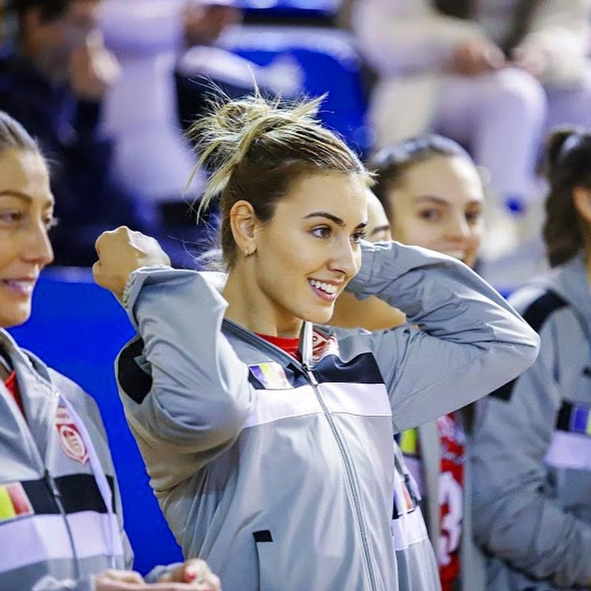 Faceți loc: ea e Sânziana Motroc! Poartă numele legendei Rapidului, s-a afirmat la Dinamo, tocmai s-a transferat în Italia și visează să ajungă la „Vocea României”: „Cu voleiul a fost dragoste la prima vedere”