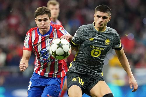 Matias Fernandez-Pardo (dreapta), în duel cu Julian Alvarez, în meciul pe care Lille l-a jucat cu Atletico în Liga Campionilor