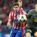 Matias Fernandez-Pardo (dreapta), în duel cu Julian Alvarez, în meciul pe care Lille l-a jucat cu Atletico în Liga Campionilor