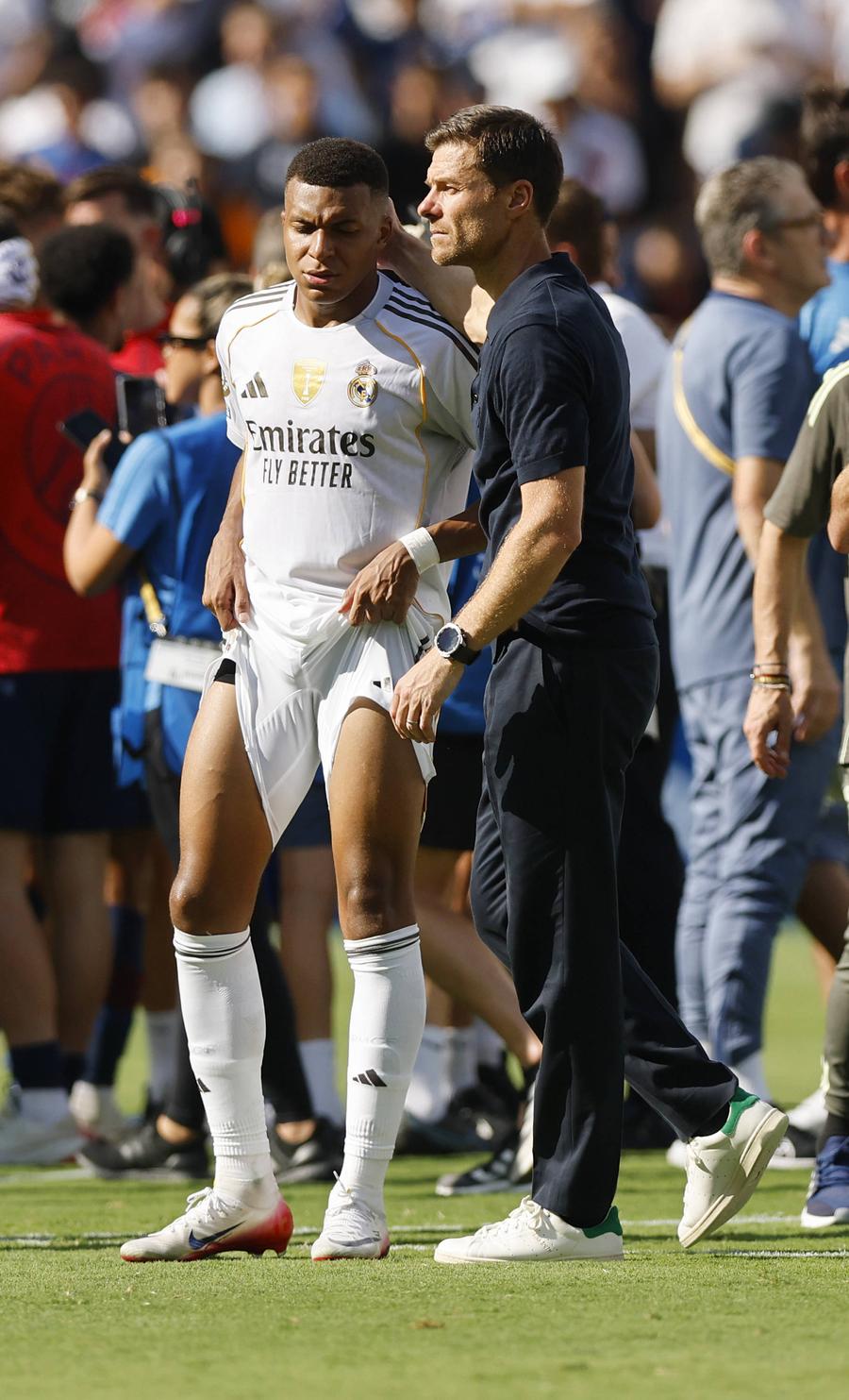 Kylian Mbappe, consolat de Xabi Alonso după eșecul cu PSG de la CMC // FOTO: Imago Images Probleme mari în vestiarul Realului » Mbappe și Vinicius sunt principalii vizați