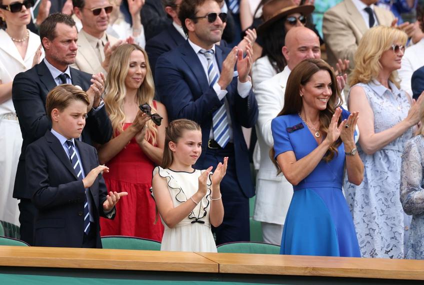 Finala masculină de la Wimbledon, Jannik Sinner (23 de ani, 1 ATP) - Carlos Alcaraz (22, de ani, 2 ATP), a atras o mulțime de staruri în tribunele arenei centrale de la All England Lawn Tennis and Croquet Club.