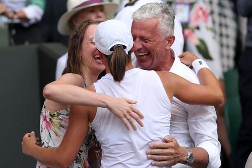Iga Swiatek sărbătorind cu sora și tatăl ei succesul de la Wimbledon Foto: GettyImages