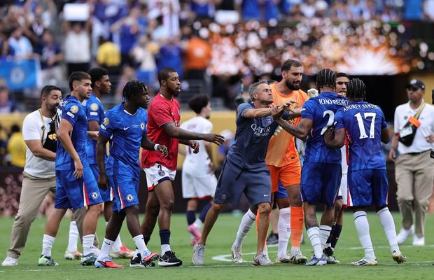 „Fight Club” după Chelsea - PSG » Scene ȘOCANTE: Luis Enrique i-a băgat mâna în gât unui adversar, bătaie generală pe teren