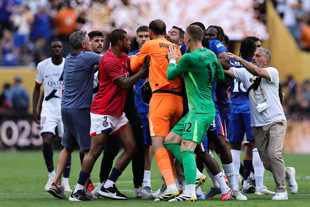 „Fight Club” după Chelsea - PSG » Scene ȘOCANTE: Luis Enrique i-a băgat mâna în gât unui adversar, bătaie generală pe teren