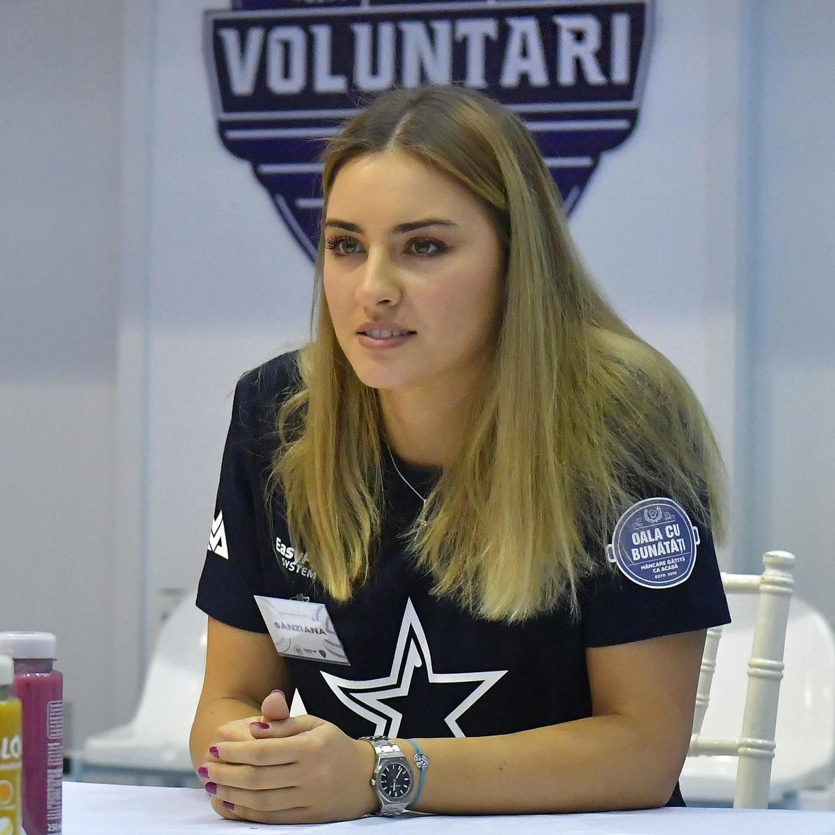 Faceți loc: ea e Sânziana Motroc! Poartă numele legendei Rapidului, s-a afirmat la Dinamo, tocmai s-a transferat în Italia și visează să ajungă la „Vocea României”: „Cu voleiul a fost dragoste la prima vedere”