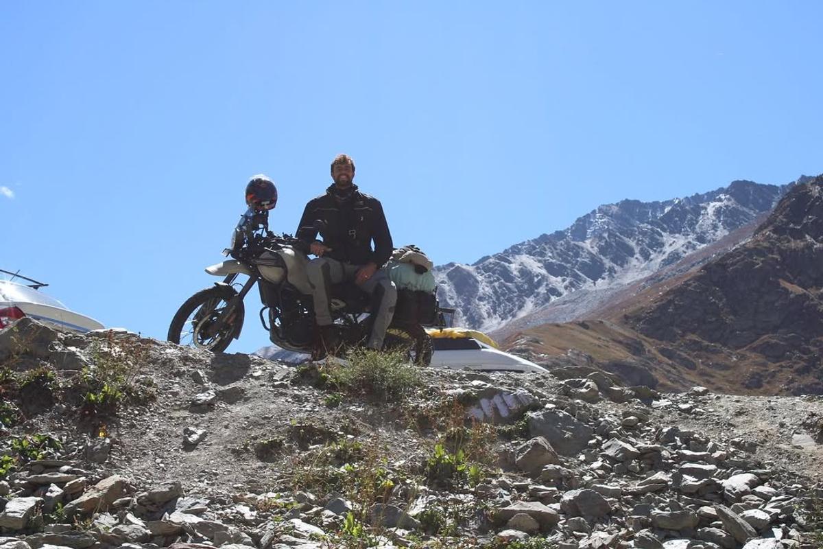 După un an sabatic în care a călătorit cu motocicleta prin India, un baschetbalist româno-israelian a semnat cu U-BT Cluj-Napoca: „Am renunțat la tot”