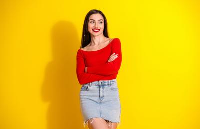 Fusta de blugi mini, midi sau maxi: Ce model să alegi pentru silueta, sezonul și stilul tău