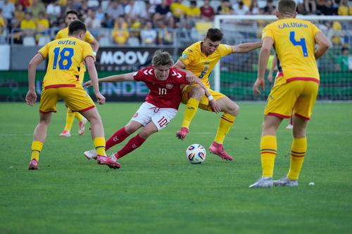 Luca Szimionaș, în duel cu fotbalistul U19 al danezilor // FOTO: Imago Images