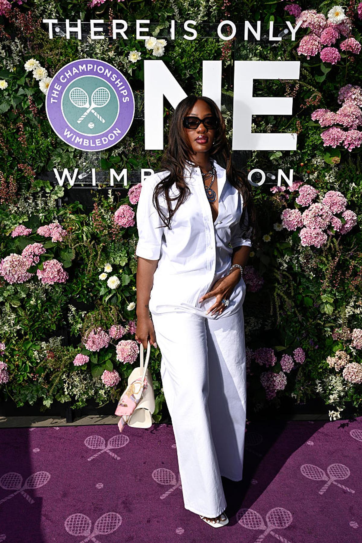 În ziua apariției Simonei Halep în loja de la Wimbledon, altă vedetă atrăgea toate privirile » A apărut într-o ținută mult prea îndrăzneață