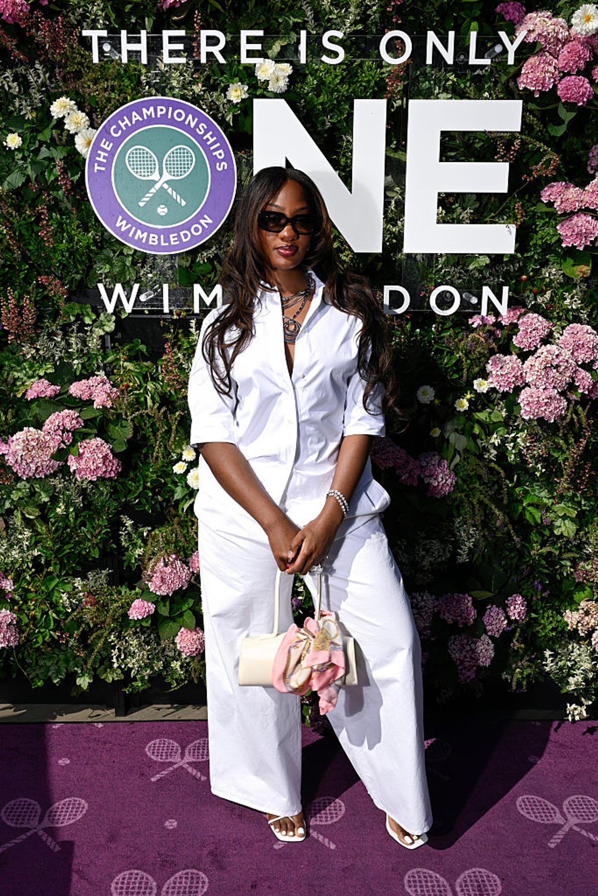 În ziua apariției Simonei Halep în loja de la Wimbledon, altă vedetă atrăgea toate privirile » A apărut într-o ținută mult prea îndrăzneață