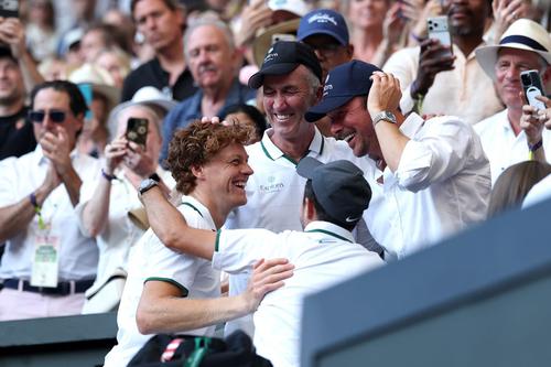 Jannik Sinner, sărbătorind titlul de la Wimbledon alături de echipa lui, din care face parte și Darren Cahill/Foto: Getty Images