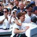 Jannik Sinner, sărbătorind titlul de la Wimbledon alături de echipa lui, din care face parte și Darren Cahill/Foto: Getty Images