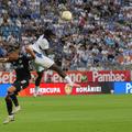 Iulian Cristea îl trage de tricou pe Steven Nsimba // foto: Cristi Preda GSP