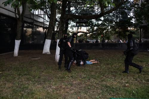 Zeci de mii de oameni protestează de patru nopți în Belarus, cerând demisia dictatorului Aleksandr Lukașenko. Poliția a intervenit brutal, folosind bastoane, gloanțe de cauciuc și gaze lacrimogene