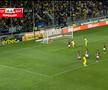 FOTO Petrolul - Rapid, Moldovan a scăpat mingea în poartă 13.08.2022