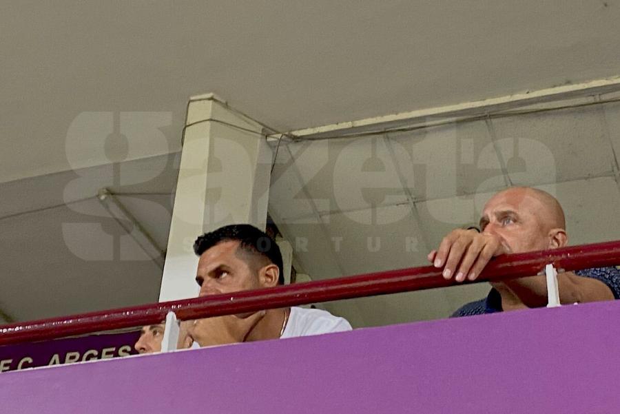 Nicolae Dică a urmărit meciul de lângă Viorel Tudose, sponsorul lui FC Argeș / FOTO: Remus Dinu (GSP.ro) „Hai, mă, mamă, ce ai?” » Croitoru, „băgat în ședință” de soție + alte două momente inedite în Trivale: pentru cine a venit Dică la stadion?