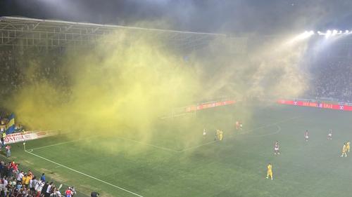 Haos pe „Ilie Oană”! Fanii au întrerupt meciul după doar 2 minute, aruncând cu torțe și fumigene
